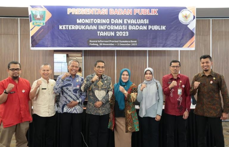 Sekretaris Dewan Perwakilan Rakyat Daerah (DPRD) Sumbar, Raflis didampingi staf ikuti presentasi KIP yang diadakan KI Sumbar di Padang, Jumat (1/12). (Dok : Istimewa)