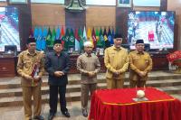 Wakil Ketua DPRD Sumbar Irsyad Syafar didampingi wakil Ketua Suwirpen Suib dalam rapat paripurna yang dihadiri Gubernur Sumbar Mahyeldi Ansharullah didampingi Sekprov Hansastri, Senin (4/12). (Dok : Istimewa)