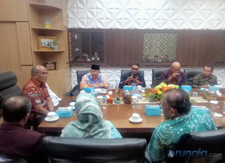 Ketua DPRD Sumbar, Supardi didampingi Sekretaris DPRD, Raflis dan Kasubag Humas, Protokoler, Publikasi dan Perpustakaan (HP3) Dahrul Idris terima kunjungan jajaran pengurus Yayasan Perguruan Tinggi Indonesia (YPTI) dan Rektor Universitas Ekasakti (Unes) P
