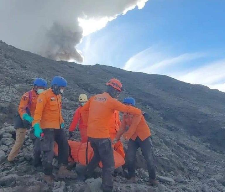 Tim SAR sedang lakukan evakuasi korban yang terdampak erupsi Gunung Marapi, Sumbar, beberapa waktu lalu. (Dok : Istimewa)