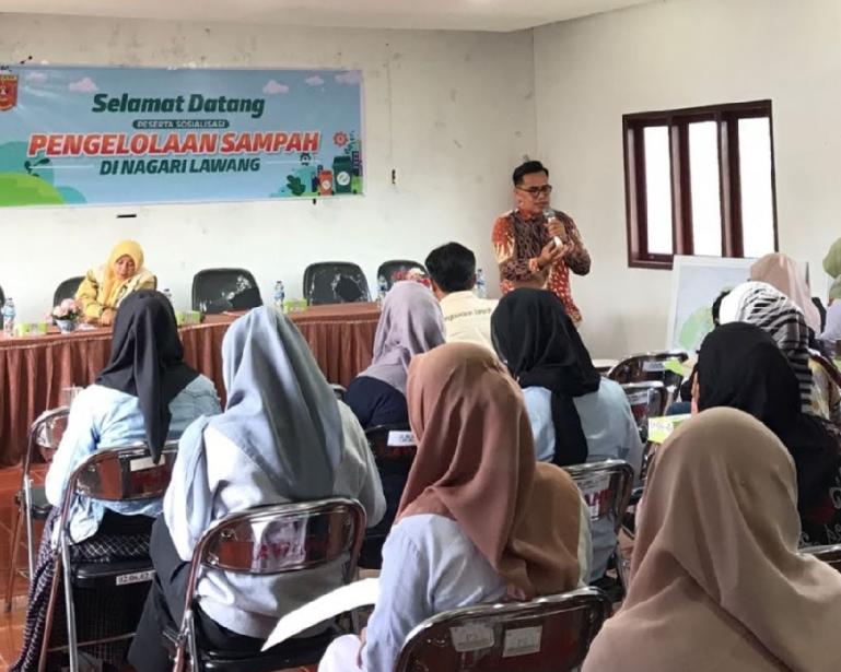 Pemilik Kebun Kita Inhitani Management, Joni Mardianto SS MPar saat Sosialisasi Pengelolaan Sampah Organik di Nagari Lawang, Selasa (19/12). (Dok : Istimewa)