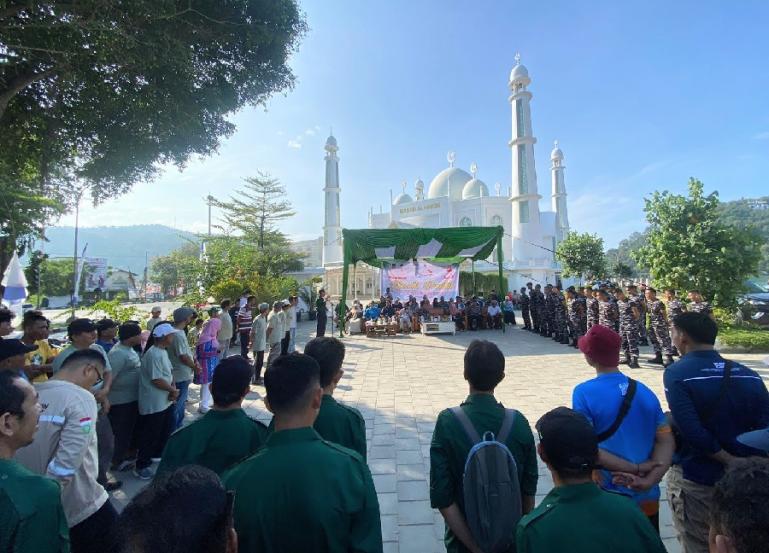 Suasana pembukaan Aksi Bersih Pantai dalam rangka Hari Nusantara di halaman Masjid Al Hakim Kota Padang, Rabu (27/12). Turut juga dihadiri Kepala Balai Pengelolaan Sumberdaya Pesisir dan Laut (BPSPL) Padang Fajar Kurniawan. (Dok : Istimewa)
