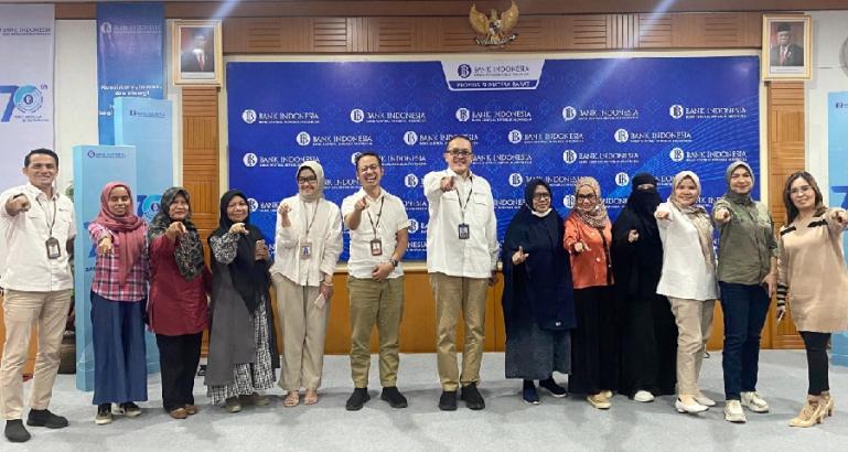 Sejumlah jurnalis perempuan dari FJPI Sumbar bersama Kepala Bank Indonesia (BI) Wilayah Sumbar, Endang Kurnia Saputra, Rabu siang (28/12). (Dok : Istimewa)