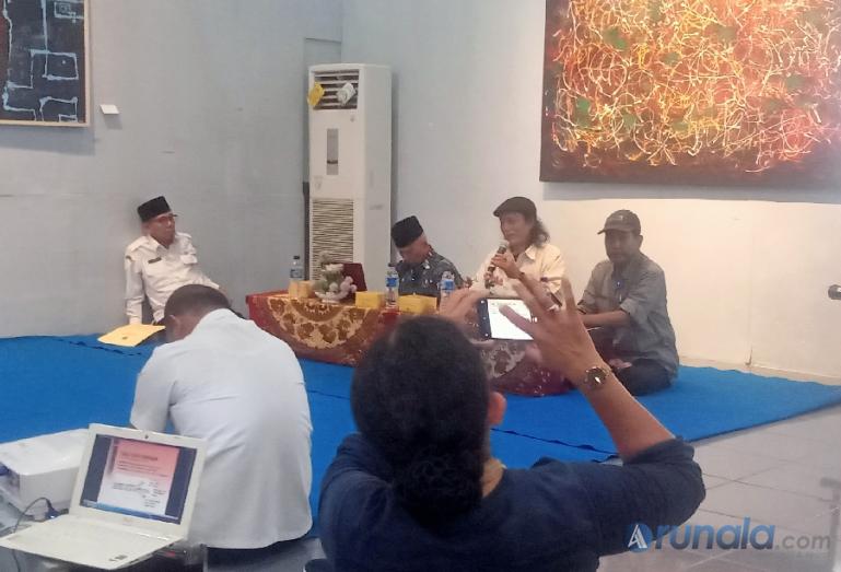 Anggota Presidium FPSB, Syarifuddin Arifin beberkan keinginan FPSB tentang Taman Budaya dalam diskusi budaya yang diadakan forum itu di Galeri Seni Rupa Taman Budaya Sumbar, di Padang, Rabu (27/12). (Foto : Arunala.com)