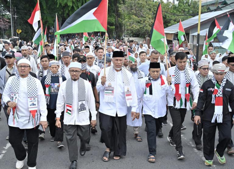 Gubernur Sumbar Mahyeldi Ansharullah, bersama puluhan ribu warga Sumbar saat Aksi Bela Palestina dari Masjid Raya Sumbar menuju Kantor Gubernur, Minggu (3/12). (Dok : Istimewa)