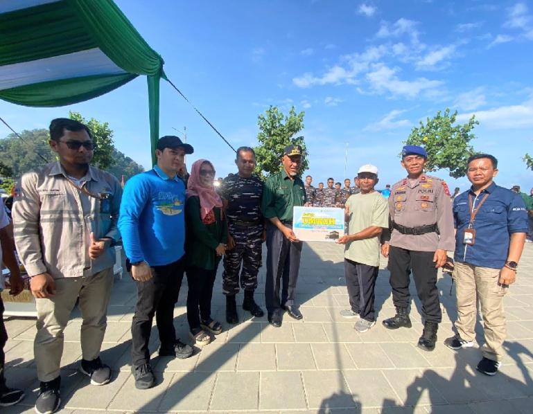 Gubernur Sumbar Mahyeldi Ansharullah didampingi Kepala Dinas Kelautan dan Perikanan Sumbar Dr Ir Reti Wafda MTp menyerahkan hadiah umrah ke Abadi, nelayan KUB Saiyo Sakato Mandiri pengumpul sampah terbanyak saat Gernas BCL 2023 saat Aksi Bersih Pantai dal