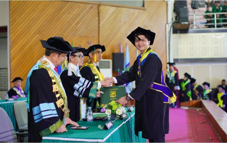Rektor Unand Efa Yonnedi PhD MPPM Ak CA CRGP memindahkan jambul wisudawan terbaik saat Wisuda VI Tahun 2023 di Auditorium Unand, Sabtu (2/12). (Dok : Istimewa)
