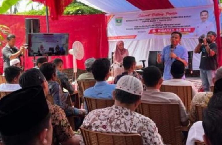 Anggota Komisi V DPRD Sumbar, Hidayat saat sosialisasi peraturan daerah Sumbar Perda Nomor 7 tahun 2021 tentang Penyelenggaraan Urusan Pemerintahan Bidang Pemberdayaan Perempuan dan Perlindungan Anak, di Padang, Minggu (10/12). (Dok : Istimewa)