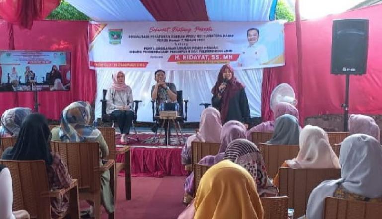 Anggota DPRD Sumbar, Hidayat dalam Sosialisasi Peraturan Daerah Provinsi Sumatera Barat nomor 7 tahun 2021, tentang penyelenggaraan urusan pemerintahan bidang pemberdayaan Perempuan dan Perlindungan anak, Jumat (8/12). (Dok : Istimewa)