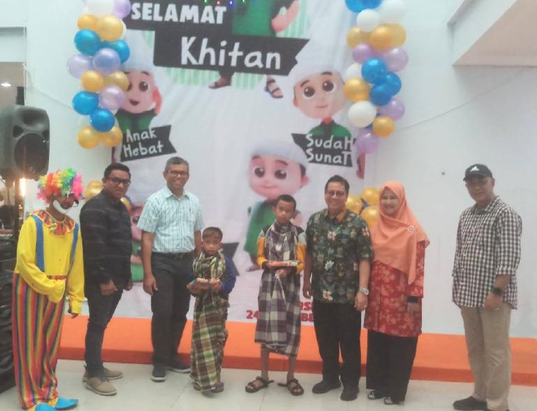 Direktur Utama RSUP Dr M Djamil Dr dr Dovy Djanas SpOG KFM MARS FIsQua bersama Ketua DWP RSUP Dr M Djamil Ny Winanda Dovy Djanas bersama anak-anak dikhitan. (Dok : Istimewa)