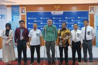 Anggota Komite IV DPD RI H Leonardy Harmainy Dt. Bandaro Basa, S.IP., MH bersama kepala kantor BI perwakilan Sumbar, Endang Kurnia Saputra dan tim TPID Sumbar, Senin (18/12). (Dok : Istimewa)