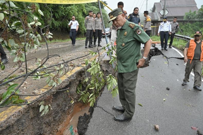 Gubernur Sumbar, Mahyeldi melihat dari dekat kondisi jalan di Pangkalan, Kabupaten Limapuluh Kota yang amblas karena longsor, Kamis (28/12) kemarin. (Dok : Istimewa)