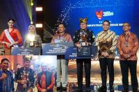 Plt Kepala Dinas Pariwisata dan Kebudayaan Kota Pariaman, Ferialdi menerima anugerah BBWI di Hotel Grand Mulia Jakarta, Jumat (15/12). (Dok : Istimewa)
