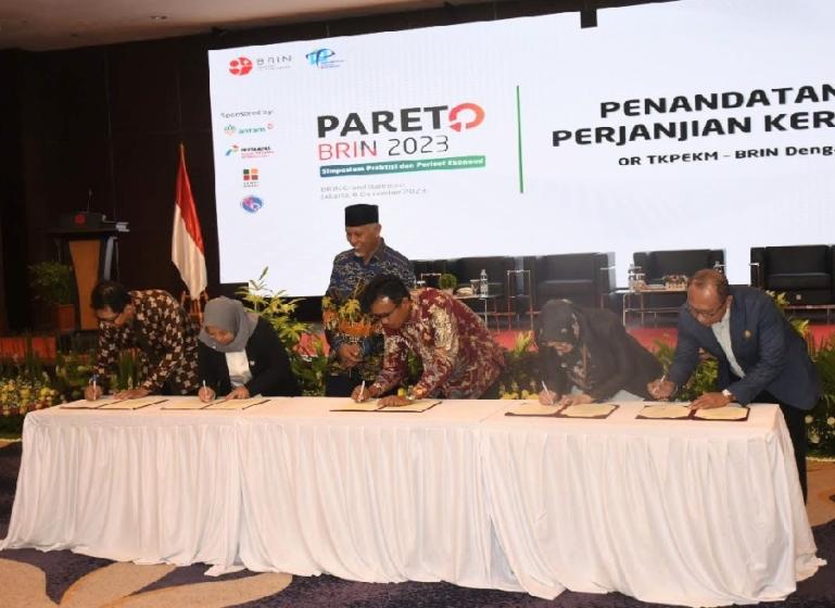 Gubernur Sumbar Mahyeldi saksikan penandatangan nota kerja sama KDEKS, BRIN, dan PT XREI, di Jakarta, Rabu (6/12). (Dok : Istimewa)