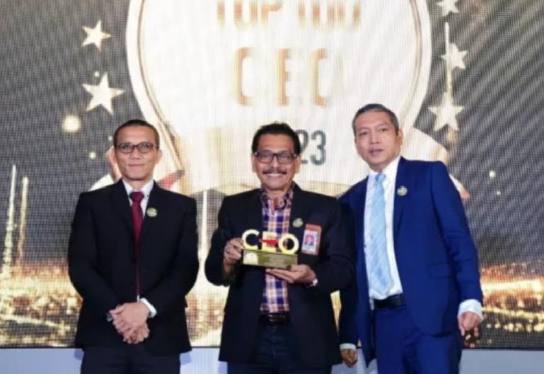 Dirut Bank Nagari Muhamad Irsyad (tengah) saat menerima penghargaan Top 100 CEO 2023 dari Majalah Infobank didampingi Direktur dan Wapemred Infobank Karnoto Mohammad (kiri) dan, Chairman Infobank Media Group, sekaligus Pemimpin Redaksi Infobank, Eko B Sup