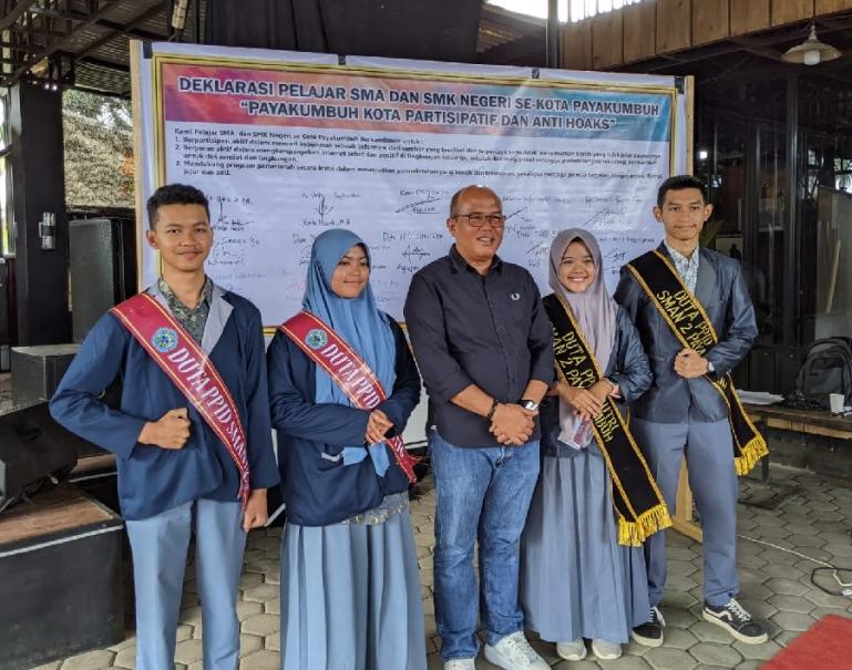Ketua DPRD Sumbar, Supardi bersama sejumlah duta dari beberapa SMA di Kota Payakumbuh saat deklarasi anti hoaks, Rabu (13/12). (Dok : Istimewa)