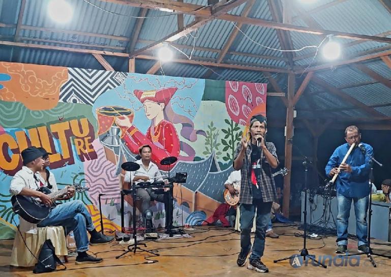 Penampilan kolaborasi musik tradisional saluang berpadu dengan musik akustik dalam acara Panggung Ekspresi Seniman Sumbar, di Taman Budaya, Selasa malam (26/12). (Foto : Arunala.com)