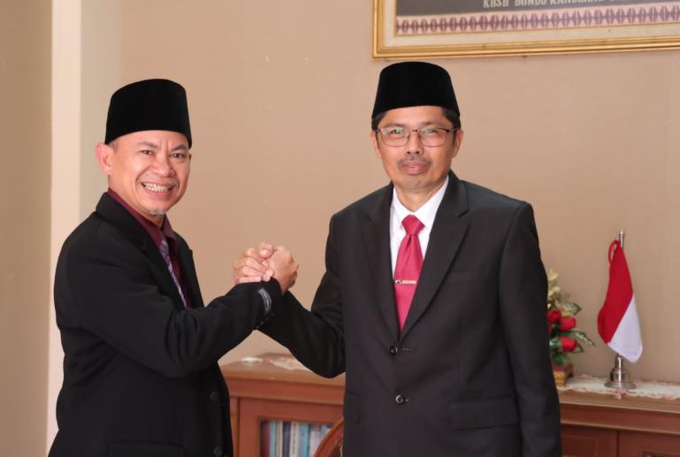 Sekretariat DPRD Sumbar Raflis,SH MM dan Kabag Perundang undangan Zardi Syahrir disela-sela kegiatan Peringatan Hari Bela Negara di Kantor Gubernur Sumbar, Selasa (19/12). (Dok : Istimewa)