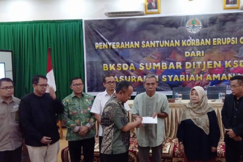 Sejumlah pihak keluarga korban erupsi Gunung Marapi terima santunan dari BKSDA Sumbar, pihak Asuransi dan PNP, di Padang, Kamis (14/12). (Dok : Istimewa)