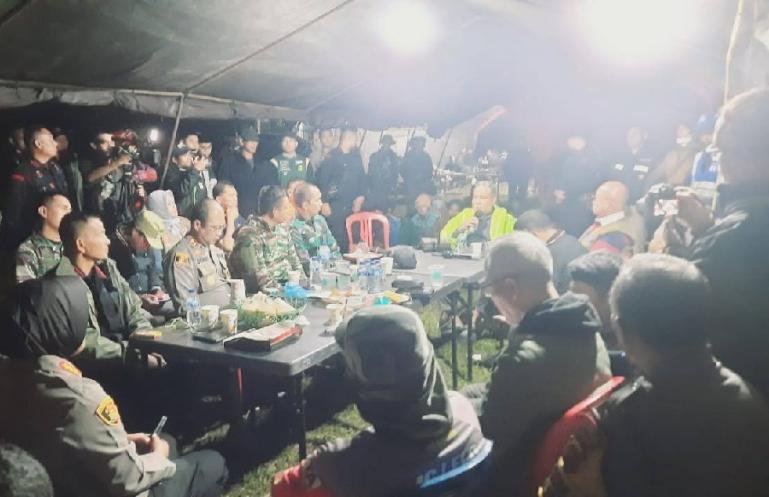 Wakapolda Sumbar, Brigjen Pol Edi Mardianto bersama seluruh tim SAR gabungan rapat evaluasi operasi SAR erupsi Gunung Marapi, di posko utama tim evakuasi di Batu Palano, Agam, Rabu malam (6/12). (Dok : Istimewa)