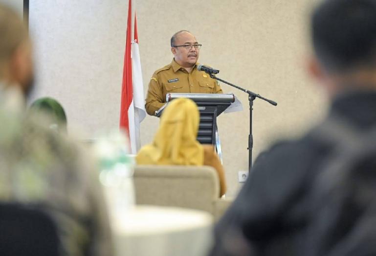 Sekprov Sumbar, Hansastri sampaikan arahan dalam sosialisasi yang diadakan KPID Sumbar, Selasa (5/12). (Dok : Istimewa)