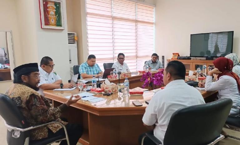 Anggota DPD RI asal Dapil Sumbar, Leonardy Harmainy saat diskusi dengan kepala Bappeda Sumbar, Kepala Bappeda Sumbar, Medi Iswandi, di ruang kerja kepala Bappeda, Selasa (26/12). (Dok : Istimewa)