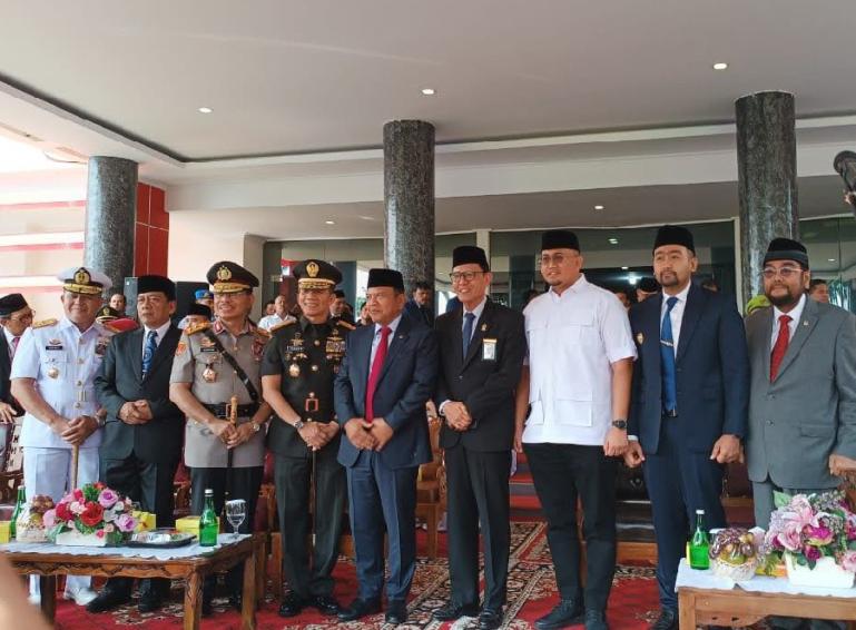 Anggota DPD RI H Leonardy Harmainy Dt Bandaro Basa, S.IP., MH menghadiri upacara bendara peringatan Hari Bela Negara ke-75 yang dipusatkan di halaman Kantor Gubernur Sumbar, Selasa (19/12). (Dok : Istimewa)