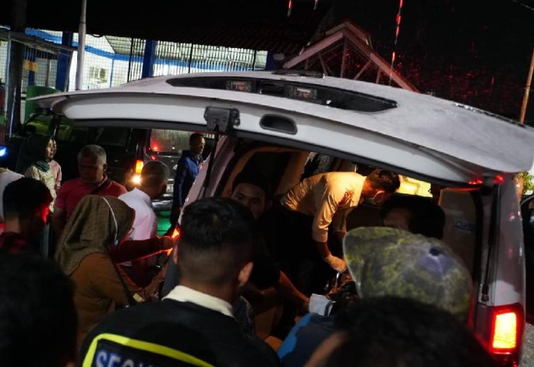 Jenazah Zhafirah diberangkatkan dari RSUP M Djamil Padang ke rumah duka, tadi malam. (Dok: Istimewa)