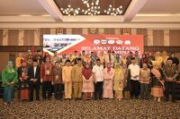 Gubernur Mahyeldi saat menyambut kehadiran ratusan perantau Minangkabau yang tergabung dalam organisasi Minang Diaspora, dalam acara Pertemuan Diaspora Minang dan Bundo Kanduang Minang Sedunia di Hotel Pangeran Beach Padang, Senin (4/12). (Dok : Istimewa)