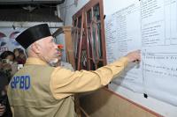 Gubernur Sumbar Mahyeldi Ansharullah saat mendatangi proses evakuasi para pendaki di Posko Erupsi Batu Palano di Kabupaten Agam, Senin malam (4/12). (Dok : Istimewa)