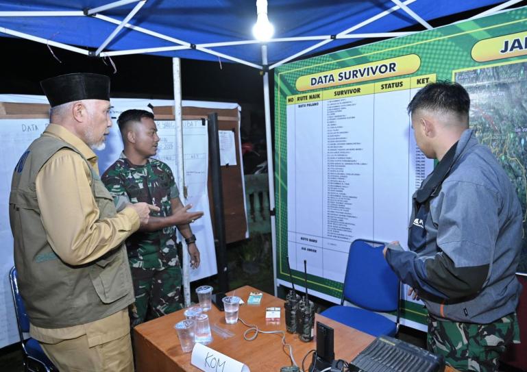 Gubernur Mahyeldi mendatangi posko Erupsi Batu Palano di Kabupaten Agam, Senin (4/12). (Dok : Istimewa)