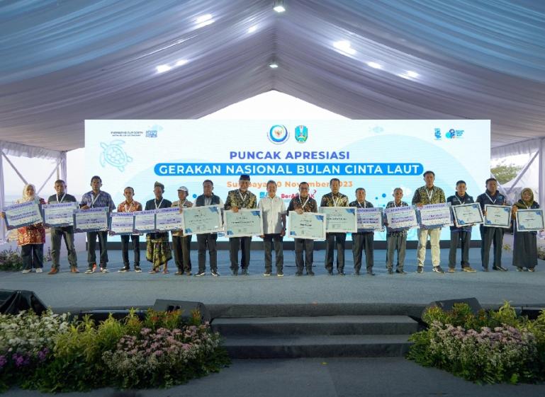Foto bersama Menteri Kelautan dan Perikanan RI Sakti Wahyu Trenggono usai menerima penghargaan Puncak Apresiasi Gerakan Nasional Bulan Cinta Laut di Pantai Kenjeran, Surabaya, Jawa Timur, Jumat (10/11). (Dok : Istimewa)