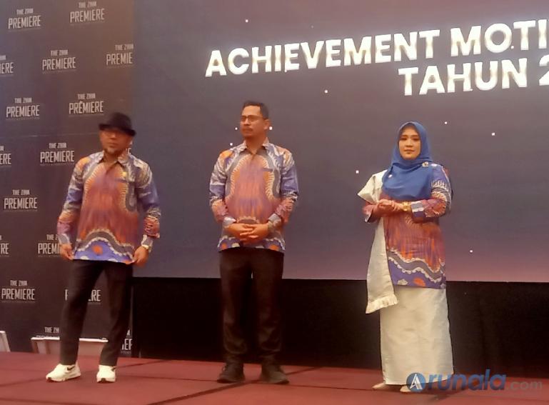 Ketua Komisi Informasi (KI) Sumbar, Nofal Wiska bersama Wakil ketua Arif Yumardi dan komisioner KI Tanti Endang Lestari dalam penyerahan anugerah KIP Sumbar 2023, Rabu (21/12). (Foto : Arzil)