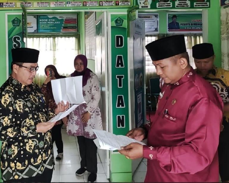 Kepala Kantor Wilayah Kementerian Agama Sumbar Mahyudin melakukan sidak (inspeksi mendadak) ke KUA Kecamatan Padang Barat. (Dok : Istimewa)