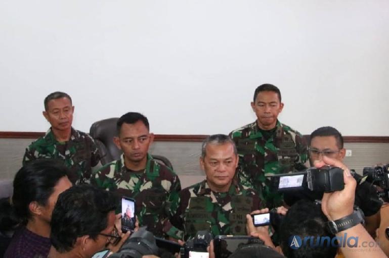 Danrem 032/WBR, Brigjen TNI Rayen Obersyl beri keterangan kepada wartawan tentang aksi KKB OPM yang menyerang Satgas Yonif 133/YS, Selasa (26/12). (Foto : Derizon)
