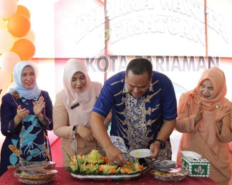 Sekko Pariaman, Yota Balad potong tumpeng dalam acara perayaan HUT DWP ke-24 di balaikota pariaman, Kamis (21/12). (Dok : Istimewa)
