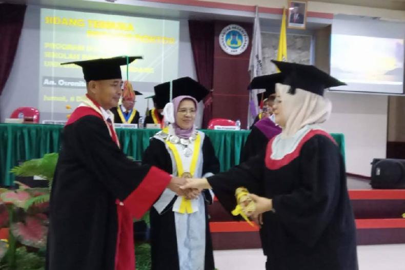 Osronita, M.Pd saat dikukuhkan sebagai Doktor Ilmu Lingkungan Sekolah Pascasarjana Universitas Negeri Padang (UNP), Jumat (8/12). (Dok : Istimewa)