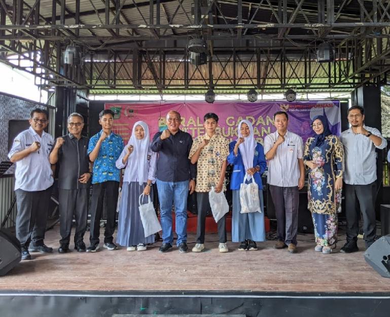 Ketua DPRD, Supardi dan Ketua KI Nofal Wiska saat mengadakan workshop KIP bagi siswa SMA dan SMK di Kota Payakumbuh, Rabu (13/12). (Dok : Istimewa)