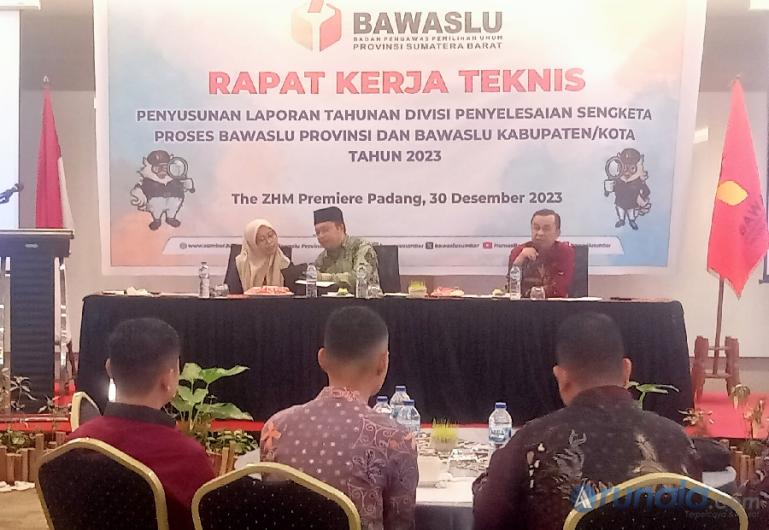 Anggota Bawaslu Sumbar, Benny Aziz berikan arahan pada Bawaslu kabupaten kota di Sumbar soal penangganan pelaporan permohonan sengketa pemilu 2024, di Padang, Sabtu (30/12). (Foto : Arunala.com)