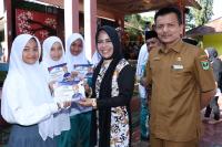 Anggota DPR RI dari Fraksi Partai Demokrat Rezka Oktoberia menyerahkan beasiswa PIP di SMAN 2 Payakumbuh, baru-baru ini. (Dok : Istimewa)
