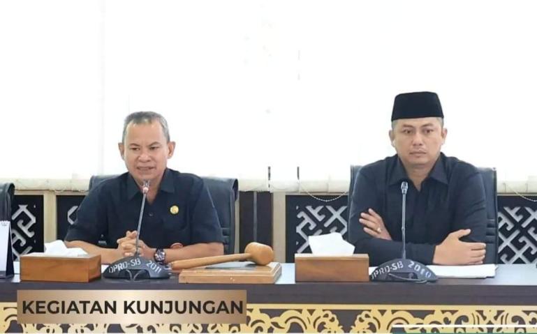 Kabag Persidangan dan Perundang-undangan DPRD Sumbar Zardi Syahrir didampingi Kasubag Humas dan Protokol, Dahrul Idris menyambut kunjungan DPRD Solok Selatan, di ruang khusus 1, Kamis (21/12).  (Dok : Istimewa)
