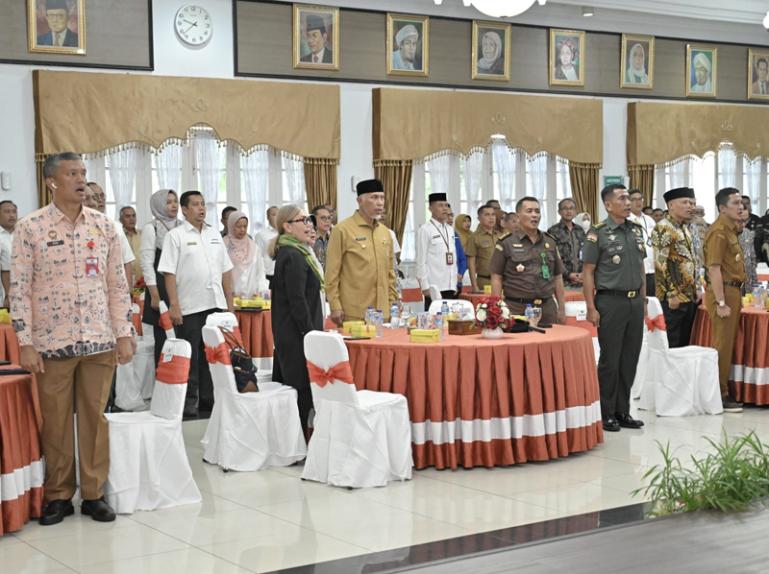 Gubernur Mahyeldi bersama Bupati, Wali Kota, Kepala Instansi Vertikal, serta Kepala Perangkat Daerah se-Sumbar di Auditorium Istana Gubernuran, Senin (4/12). (Dok : Istimewa)