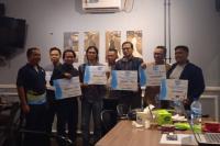 Michael Liemena, Corporate Communications Manager Danone-AQUA bersama pemenang Kompetisi Jurnalistik AQUA 2023 di Damar Shaker Jalan Samudera Kota Padang, Kamis (14/12). (Dok : Istimewa)