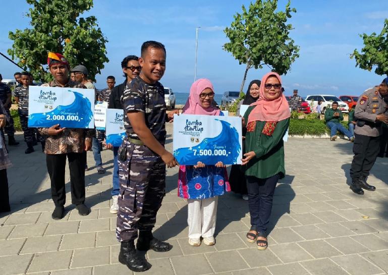 Mewakili Lantamal II Padang bersama Kepala Dinas Perikanan dan Kelautan Sumbar Dr Ir Reti Wafda MTp menyerahkan hadiah Juara 1 Lomba Start Up DKP Sumbar saat Aksi Bersih Pantai dalam rangka Hari Nusantara 2023 di halaman Masjid Al Hakim Kota Padang, Rabu