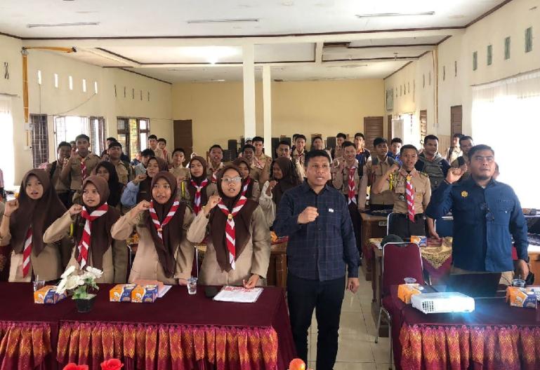 Komisioner KPU Sumbar, Jons Manedi saat sosialisasi pemilu 2024 di SMK Negeri 2 Kota Solok, Sabtu (16/12). (Dok : Istimewa)