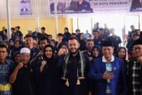 Ketua DPW Partai NasDem Sumbar, Fadly Amran bersama para pengurus DPRt NaaDem se Kota Pariaman setelah pelantikan, Minggu (10/12). (Dok : Istimewa)