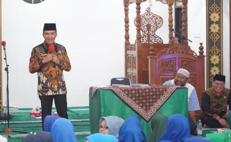 Wakil Wali Kota Padang, Ekos Albar, berikan arahan dalam kegiatan pembinaan pengurus dan anggota majelis taklim di Kota Padang, Jumat (1/12). (Dok : Istimewa)