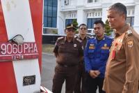 Pj Wako Pariaman, Roberia melihat mobil Damkar yang dihibahkan Pemprov DKI untuk kota ini, Senin (11/12). (Dok : Istimewa)