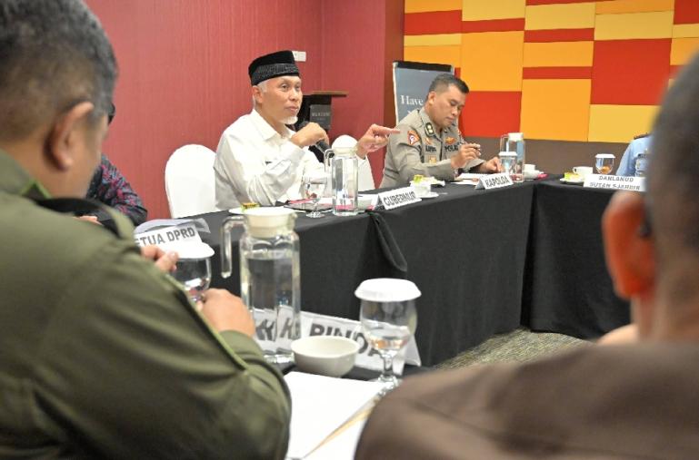 Gubernur Mahyeldi pimpin rakor dengan Forkopimda dan stakeholder terkait libur Nataru, di Padang, Rabu (20/12). (Dok : Istimewa)