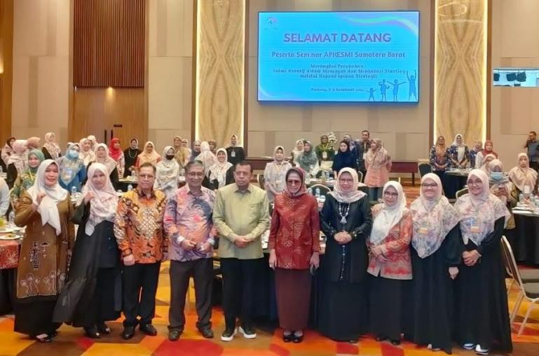 Foto bersama Seminar Apkesmi Sumbar di The ZHM Premiere Padang, Kamis (7/12). (Dok : Istimewa)